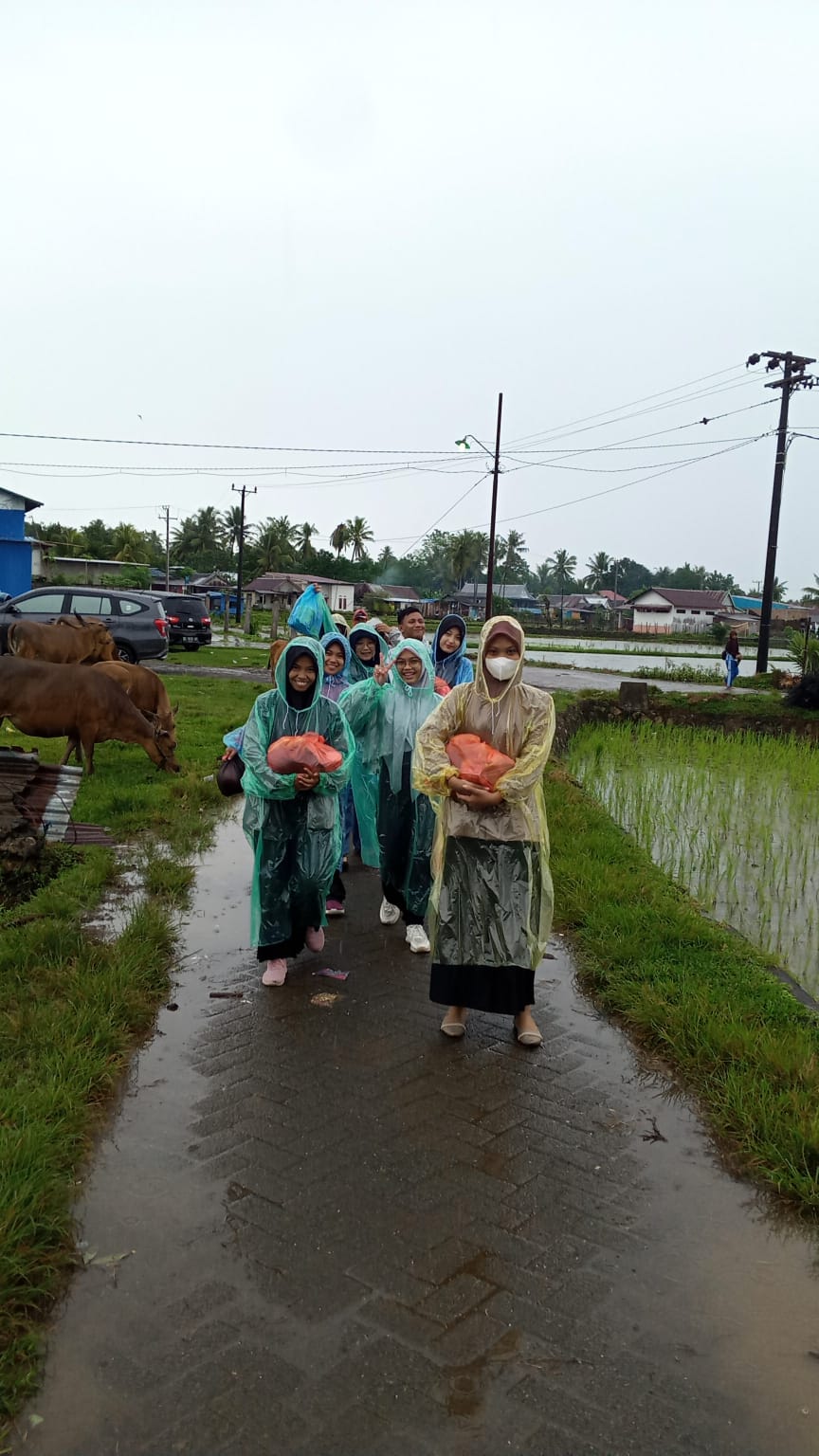 Mahasiswa ITB Kalla Salurkan Bantuan Kepada Korban Bencana Puting Beliung Di Maros